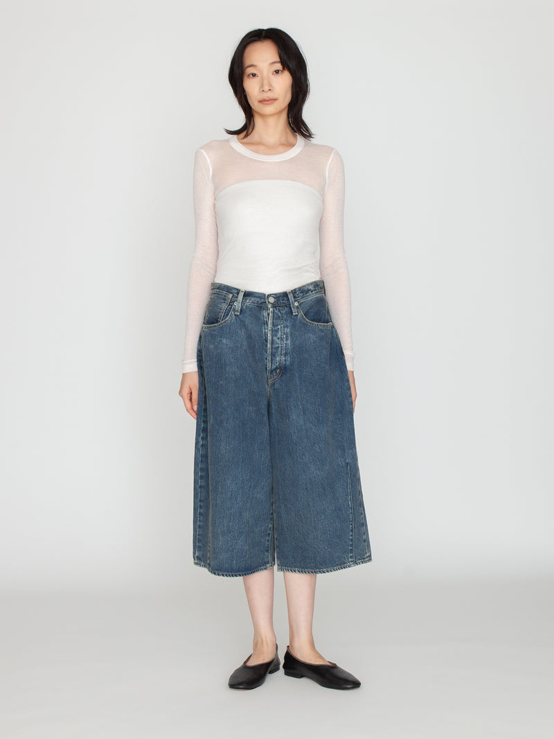 KURO | WIDE SPREAD CROPPED SHORTS