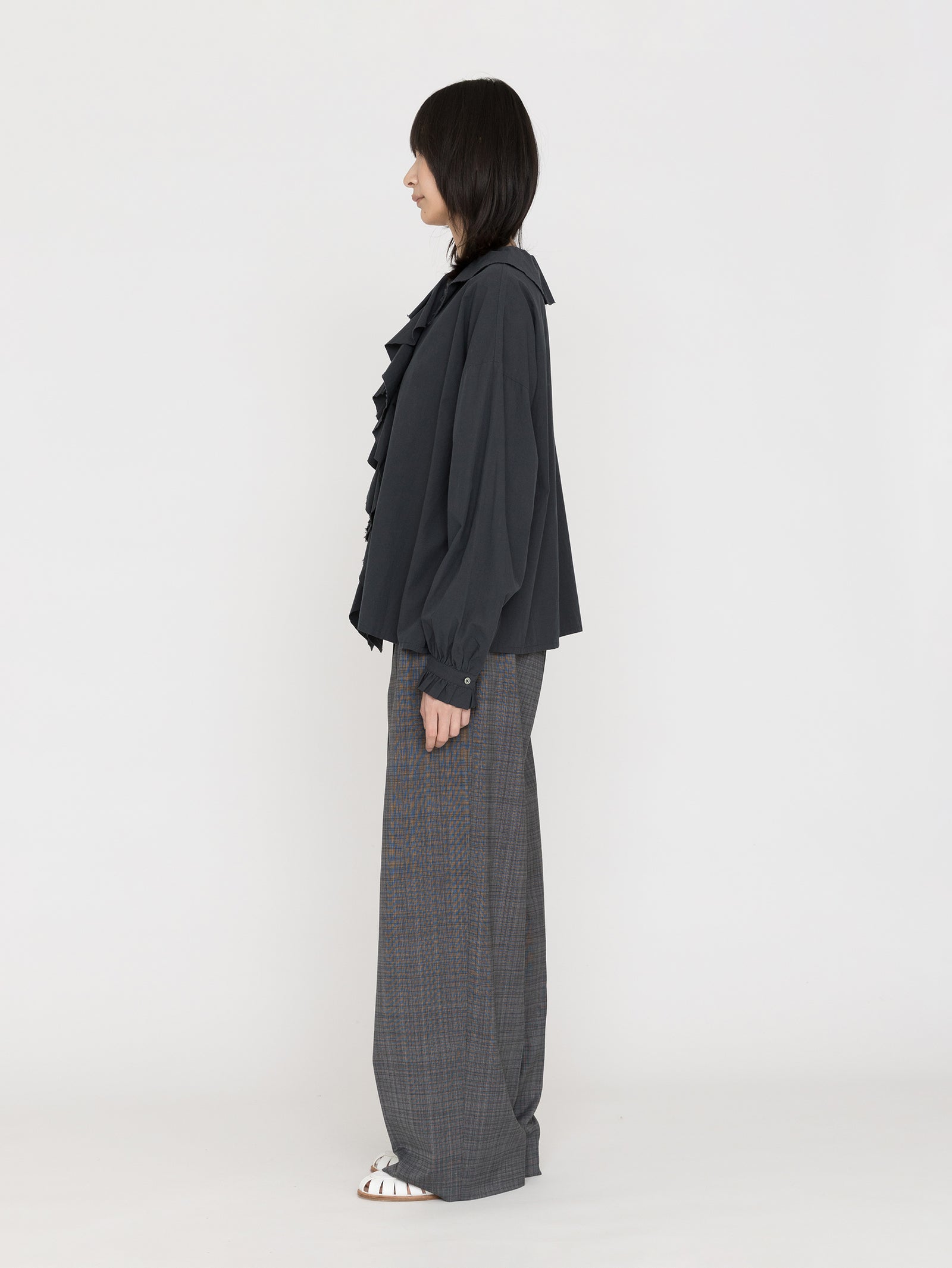 かぐれ コットンフリルカラーシャツ CHARCOAL kagure | フリルカラーシャツ GA26130-2031102 – H+HELIOTROPE
