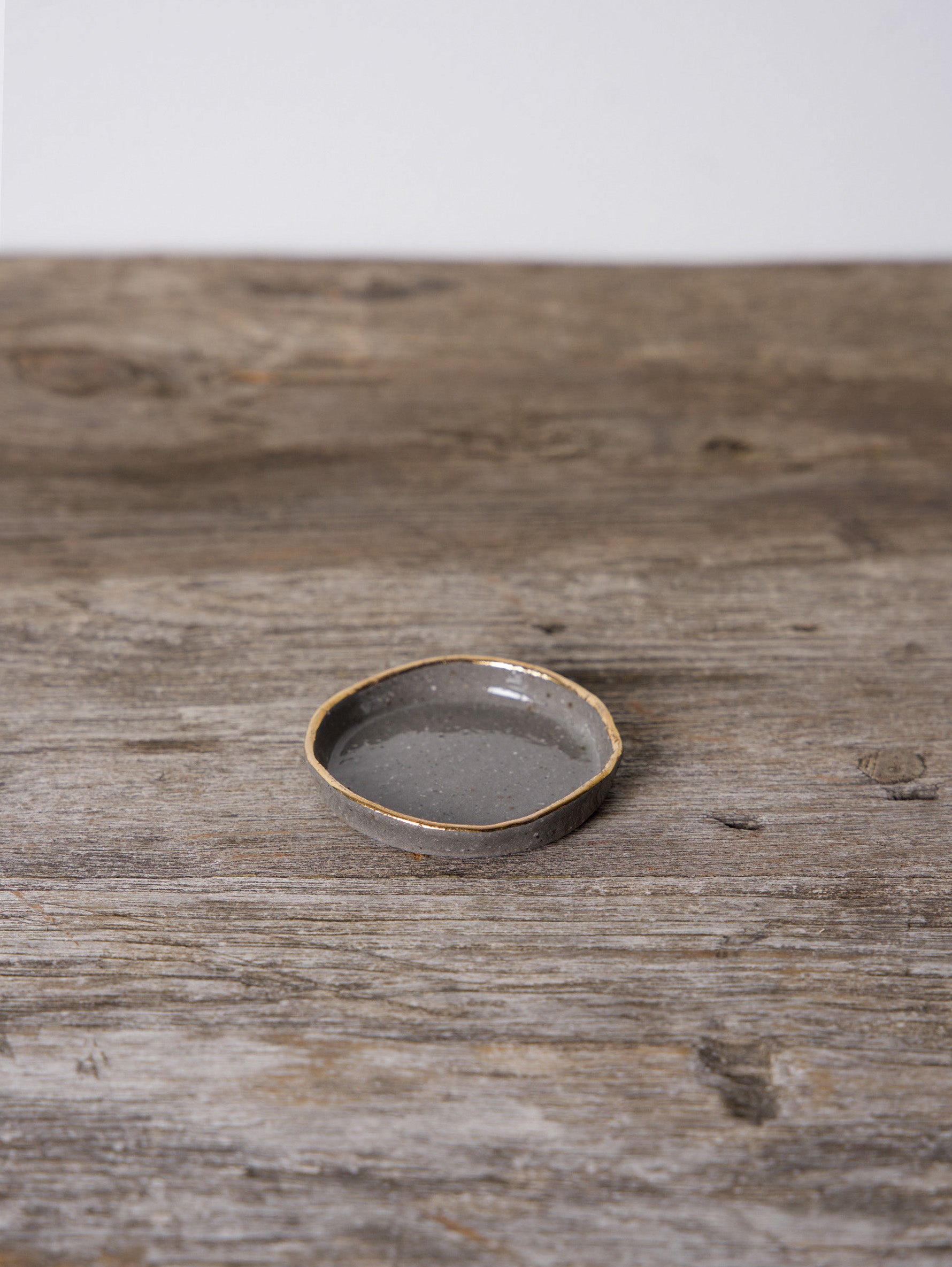 ucacoceramics | serie habiller plat spice グレージュ×金彩スパイス皿