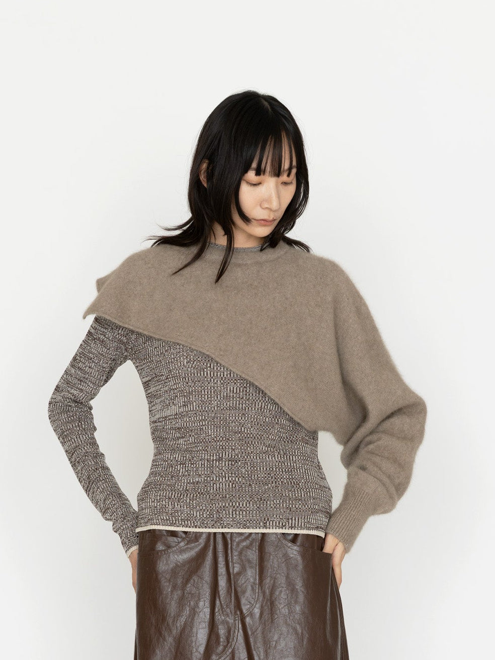 enrica | チャイニーズラクーン混片袖スリーブマフラー KNIT296